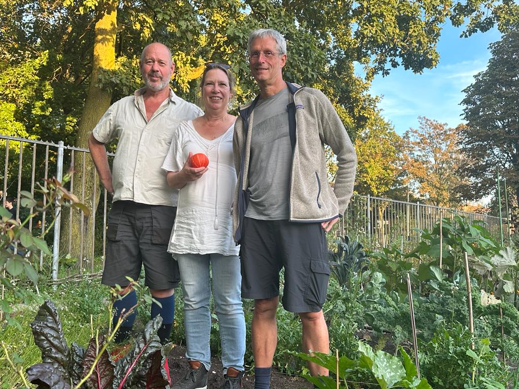 De vaste 'tuinploeg': Rene Bogaerts, Jonneke Reeser en Kees van Putten 